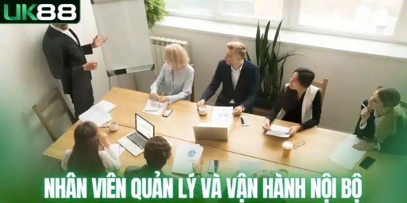 Nhân viên quản lý và vận hành nội bộ